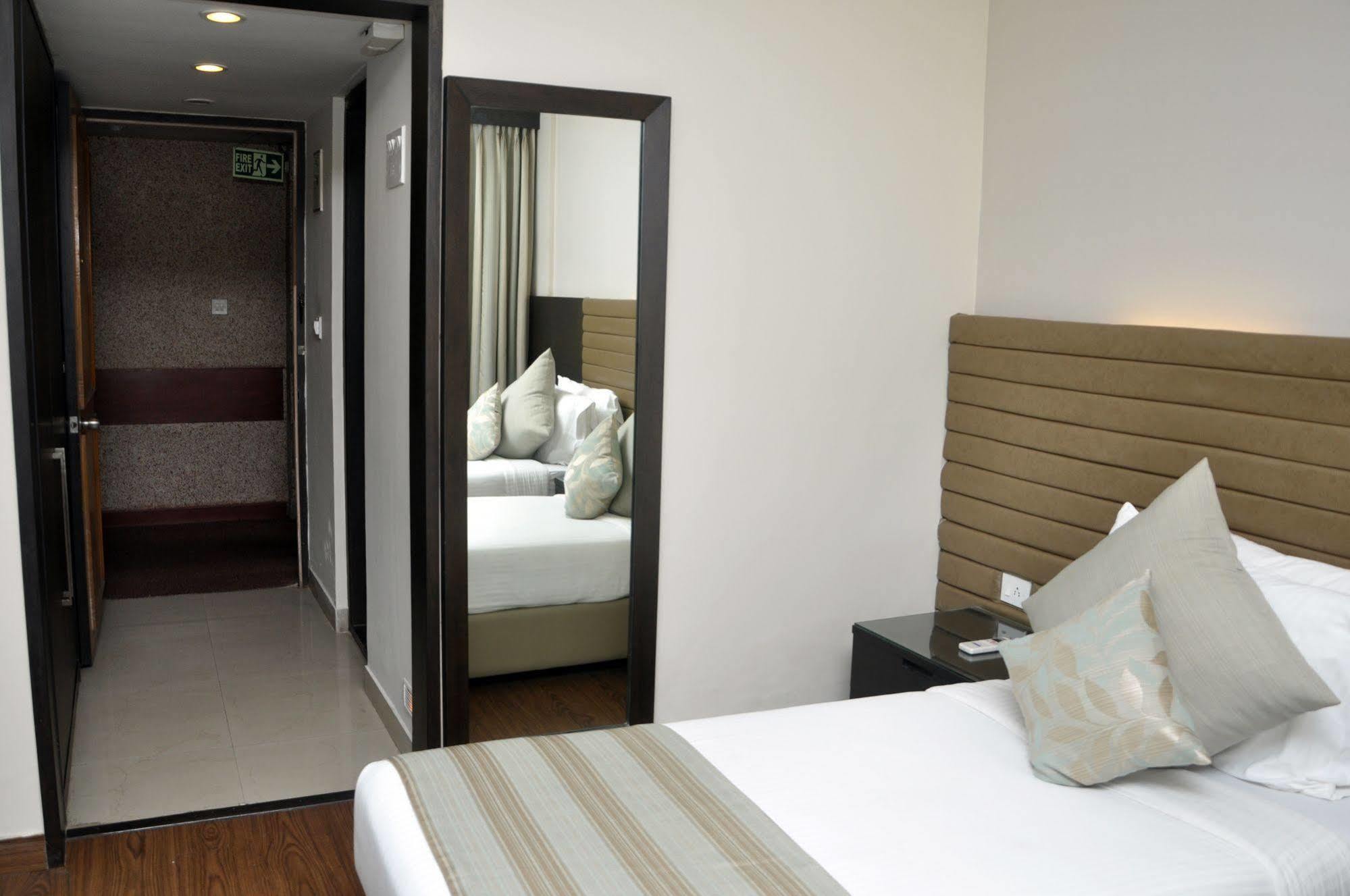 Indismart Hotel Calcutta  Esterno foto
